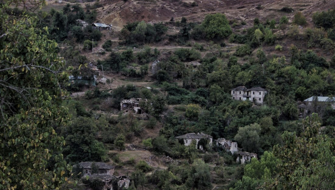 Lavdari, fshati që ndodhet 10 km largë Korçës, i cili ka vetëm 1 familje …