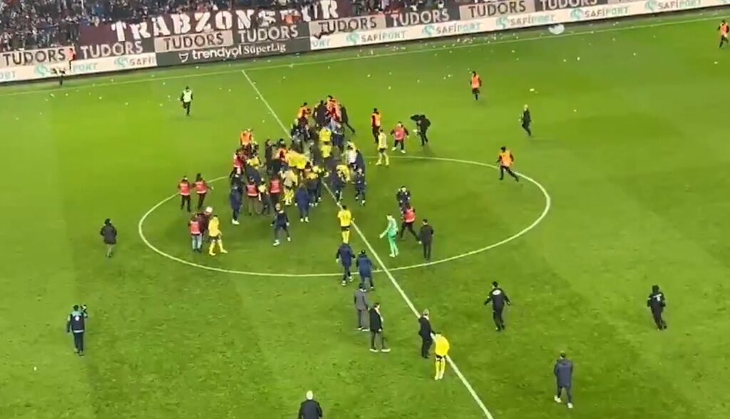 Dhunë në futbollin turk, lojtarët e Fenerbahçe sulmohen nga tifozët e Trabzonspor