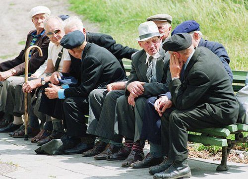 “Shqipëria Plakë”  64 mijë të moshuar jetojnë vetëm, 103 mijë persona pa anëtarë të familjes pranë