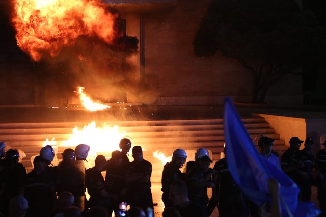 Mes tensionesh mbyllet protesta e opozitës!