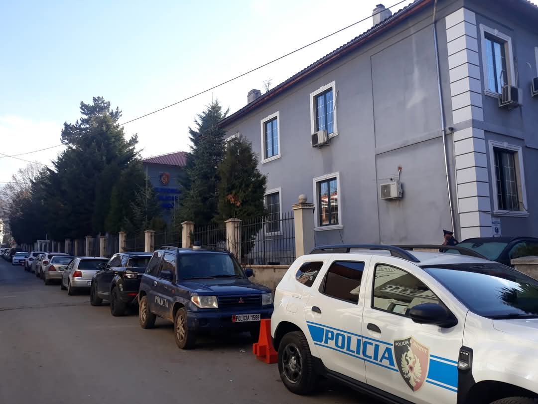 Policia indetifikon dhe shpall në kërkim drejtuesin e automjetit që përplasi 65-vjeçaren dhe u largua