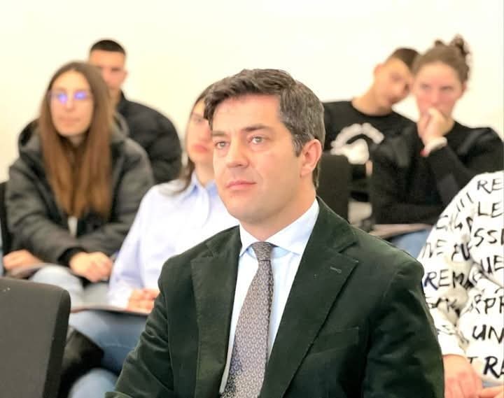 “TË RINJTË DHE POLITIKA” Nga: Prefekti i Qarkut Korçë, Nertil Jole.