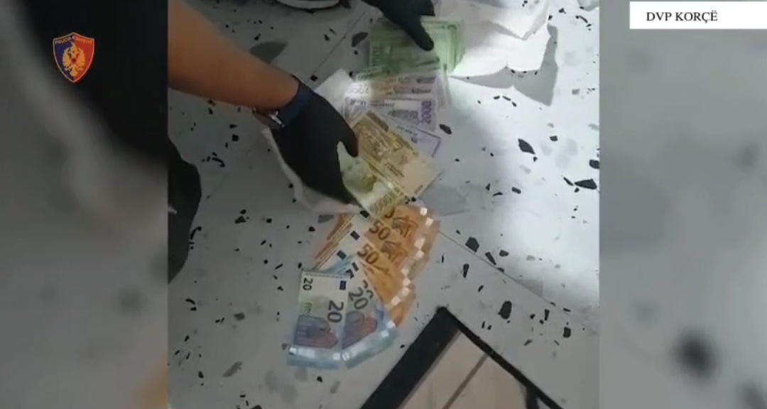 DVP Korçë/Sekuestrohen shuma parash të valutave të ndryshme, kartëmonedha të dyshuara false dhe 4 celularë.    