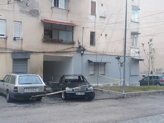 Makina përfshihet nga flakët në Korçë gjatë natës, dyshohet zjarrvënie e qëllimshme