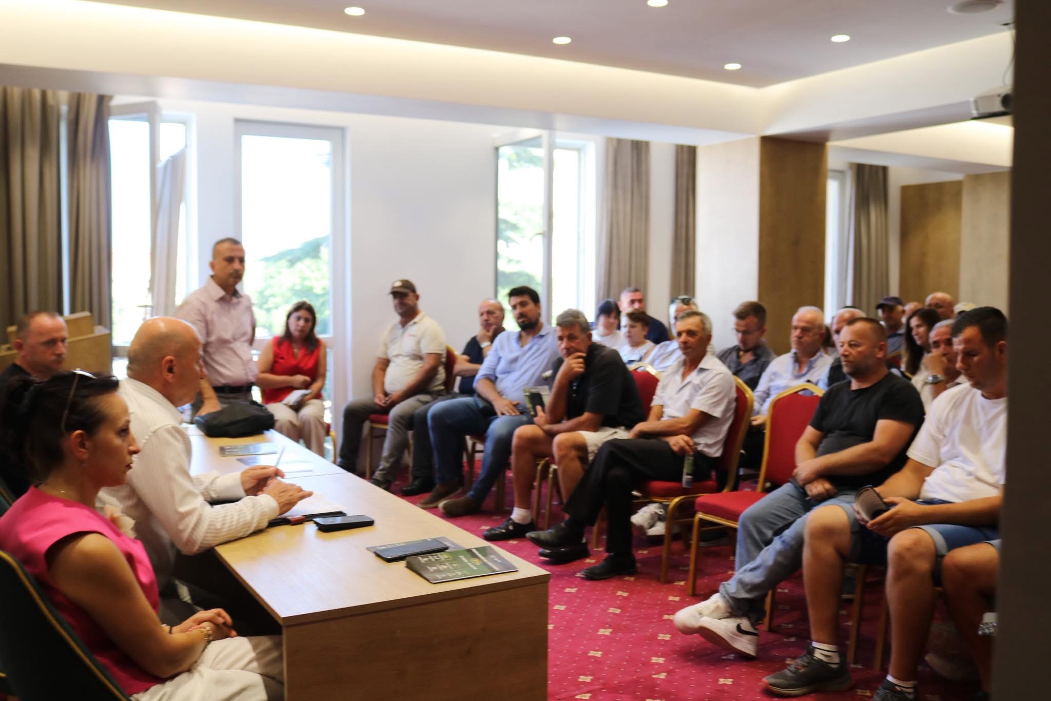 Zv. Ministri Arian Jaupllari zhvilloi një takim me fermerët e qarkut Korçë për prezantimin e Skemës Kombëtare të Investimeve 2025.