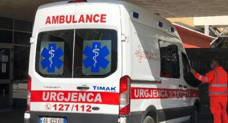 Tentoi t’i japë fund jetës, 36-vjeçarja nga Maliqi dërgohet me urgjencë në spital