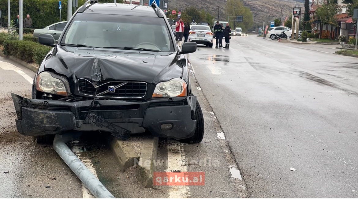 Aksident në kryqëzimin e Libonikut, përplasen dy automjete tip “Volvo”