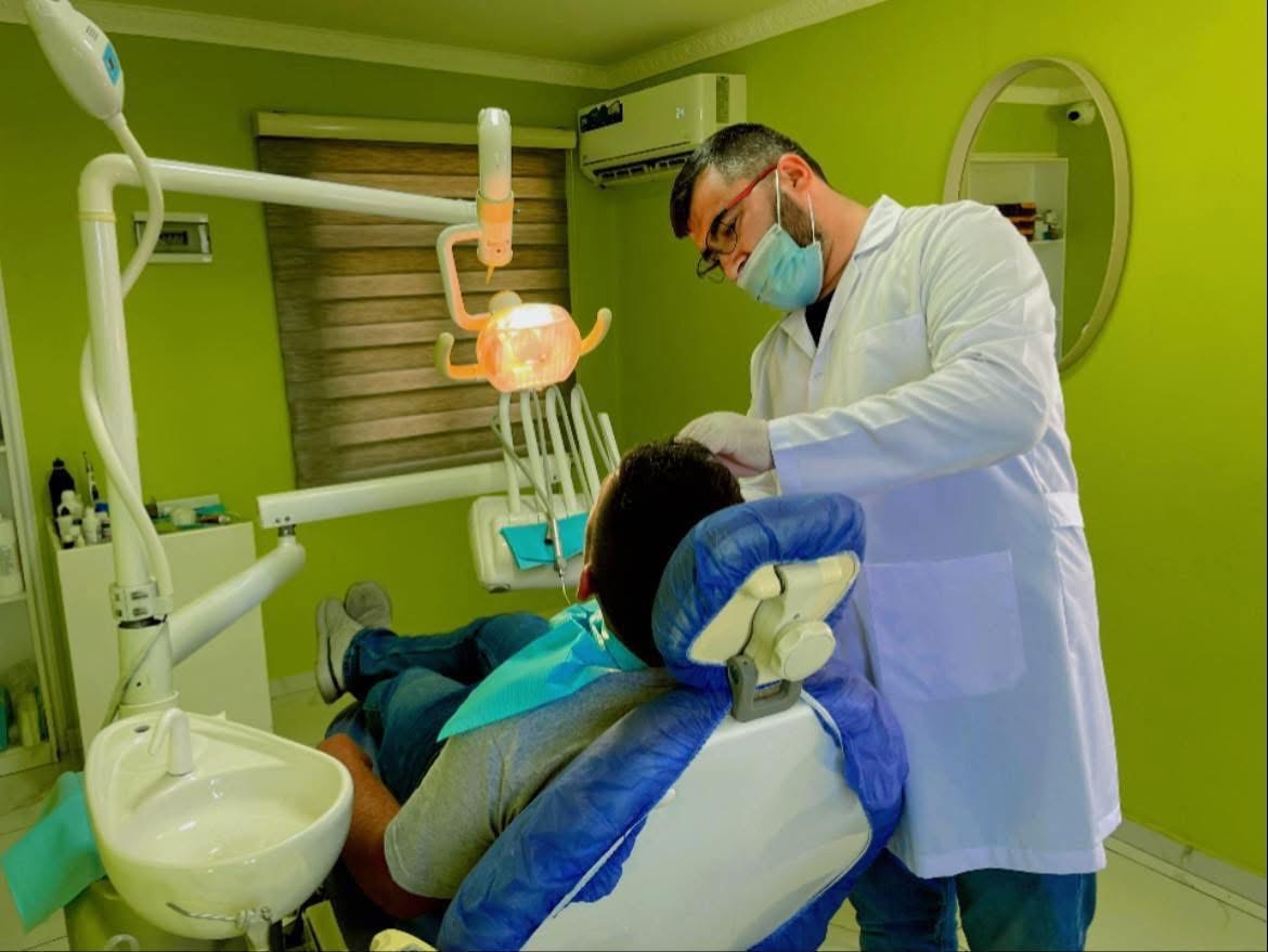 Në një kohë kur të rinjtë po largohen, Klajdi Bajrami zgjedh të qëndrojë dhe të shërbejë nëvendin e vet Në një kohë kur të rinjtë po largohen, Klajdi Bajrami zgjedh të qëndrojë dhe të shërbejë nëvendin e vet