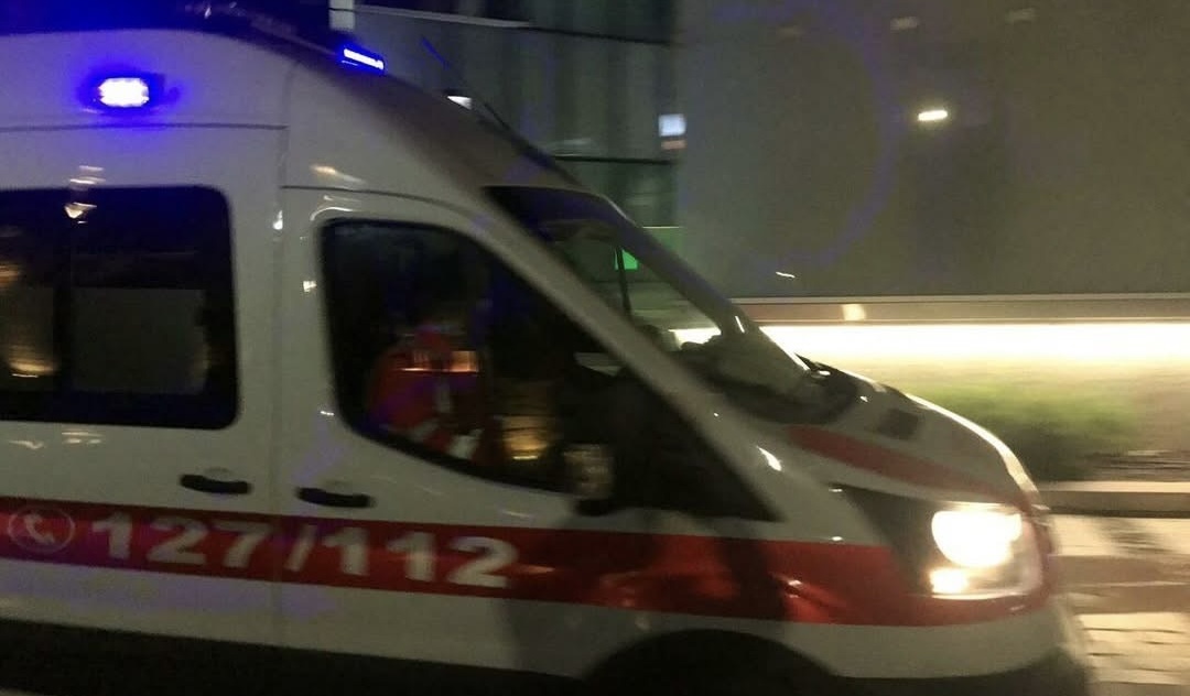 Korçë, 85-vjeçarja rrëzohet nga ballkoni dhe bie mbi motorrin e kondicionerit. 