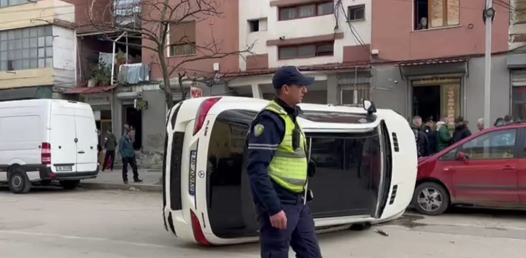 Korçë / Aksident pranë repartit zjarrfikës, mjeti përmbyset në rrugë