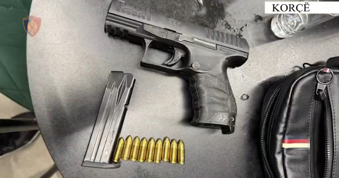 Qarkullonte i armatosur me armë zjarri pistoletë, kapet dhe vihet në pranga 31-vjeçari. Qarkullonte i armatosur me armë zjarri pistoletë, kapet dhe vihet në pranga 31-vjeçari.