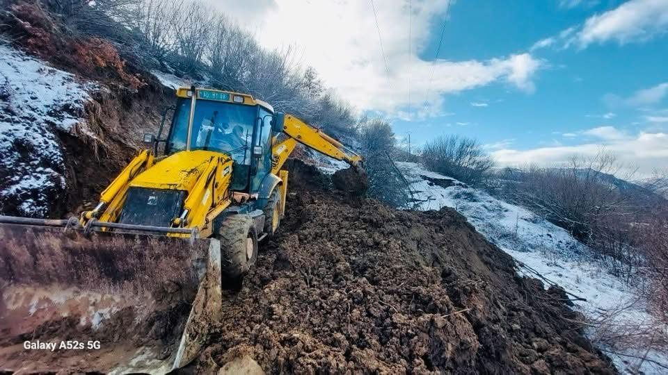 Dëmtohet rëndë rruga për në Lozhan Lart, Gorë – probleme edhe në rrjetin elektrik