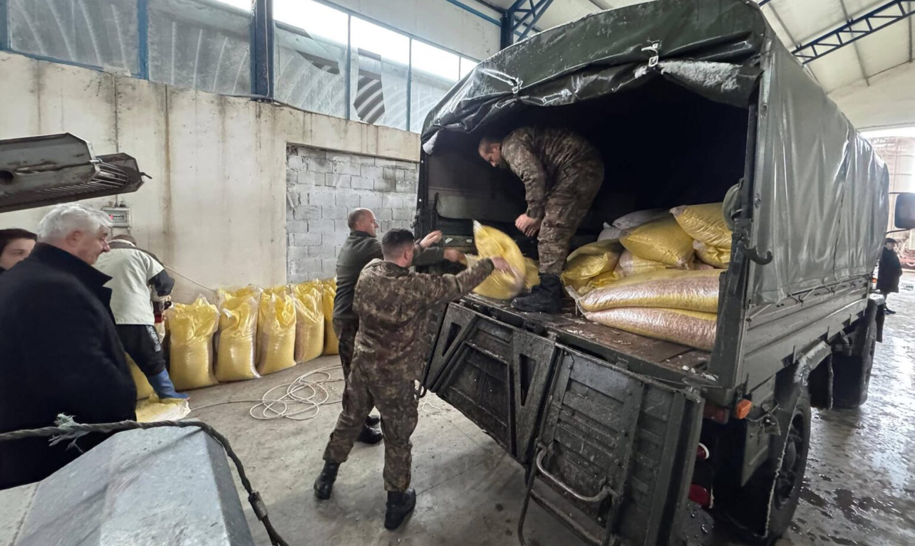 Ndihmë për blegtorët e Kolonjës, shpërndahen misër dhe hime për përballimin e kushteve të vështira të motit Ndihmë për blegtorët e Kolonjës, shpërndahen misër dhe hime për përballimin e kushteve të vështira të motit