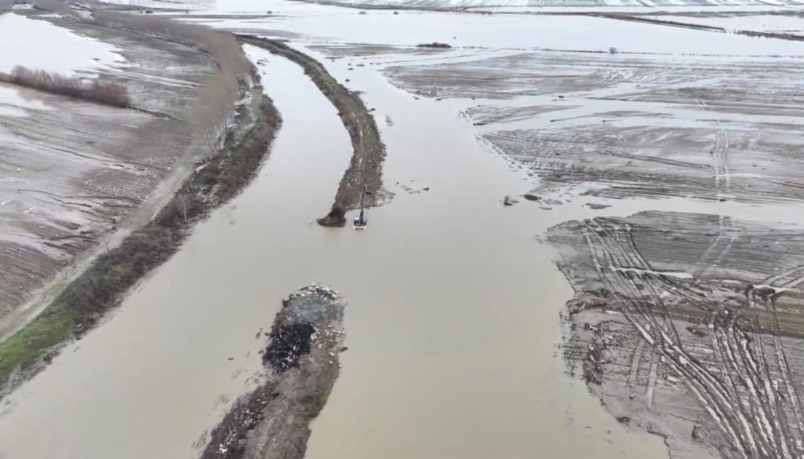 Si pasojë e reshjeve intensive dhe prurjeve të larta gjatë muajit janar, është dëmtuar argjinatura e lumit Devoll, duke shkaktuar depërtimin e ujit në tokat bujqësore të fushës së Maliqit.