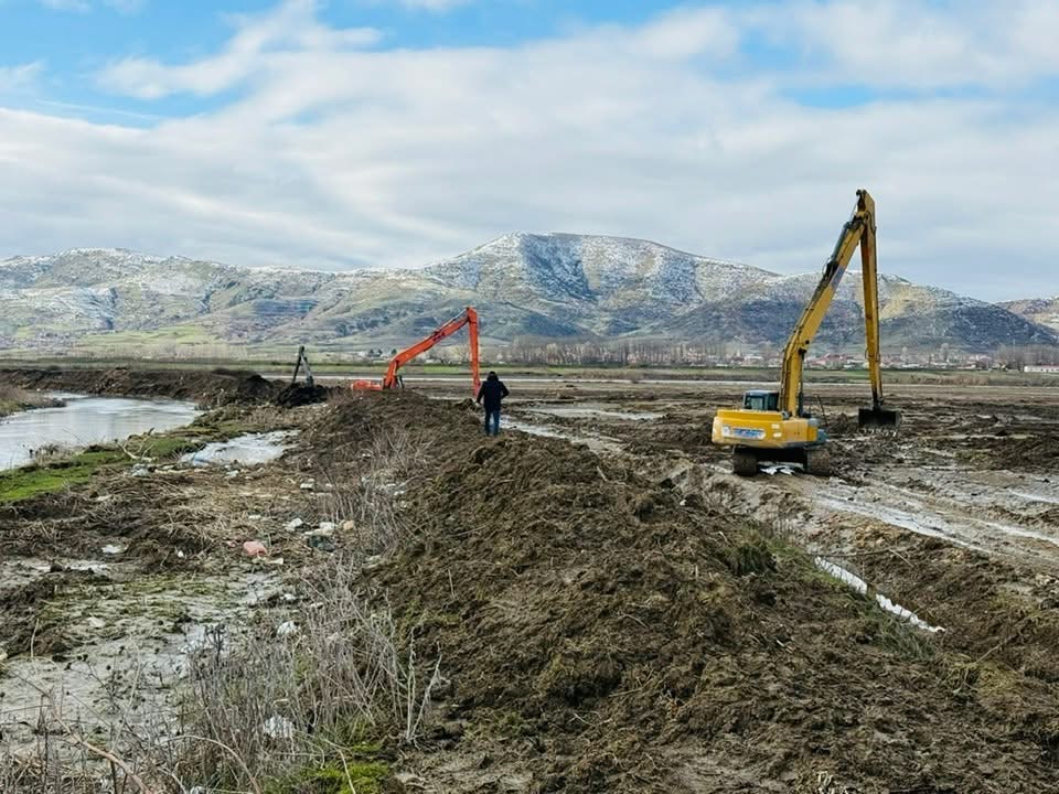 Ndërhyrje e menjëhershme në argjinaturën e Lumit Devoll Ndërhyrje e menjëhershme në argjinaturën e Lumit Devoll