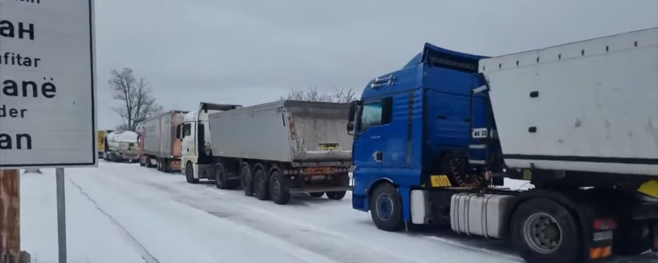 TË BLOKUAR PËR DY ORË NË QAFË-THANË, RIHAPET QARKULLIMI PËR KAMIONËT TË BLOKUAR PËR DY ORË NË QAFË-THANË, RIHAPET QARKULLIMI PËR KAMIONËT