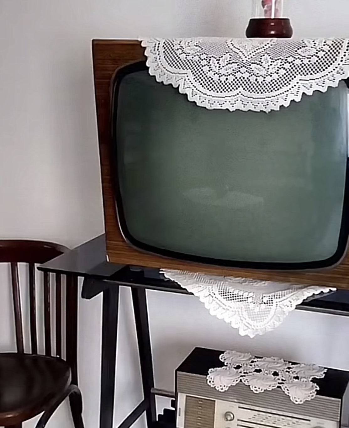 Endri Axhi/Çentrot Shqiptare mbi televizor, një detaj i vogël, pjesë e rëndësishme e identitetit kulturor shqiptar Endri Axhi/Çentrot Shqiptare mbi televizor, një detaj i vogël, pjesë e rëndësishme e identitetit kulturor shqiptar