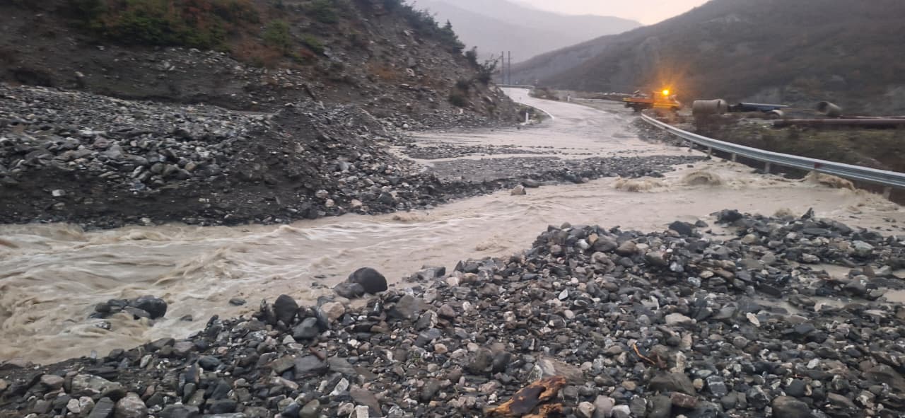 Reshjet e shumta shkaktojnë rrëshqitje dherash në aksin Lozhan–Moglicë–Gramsh, rruga hapet për qarkullim