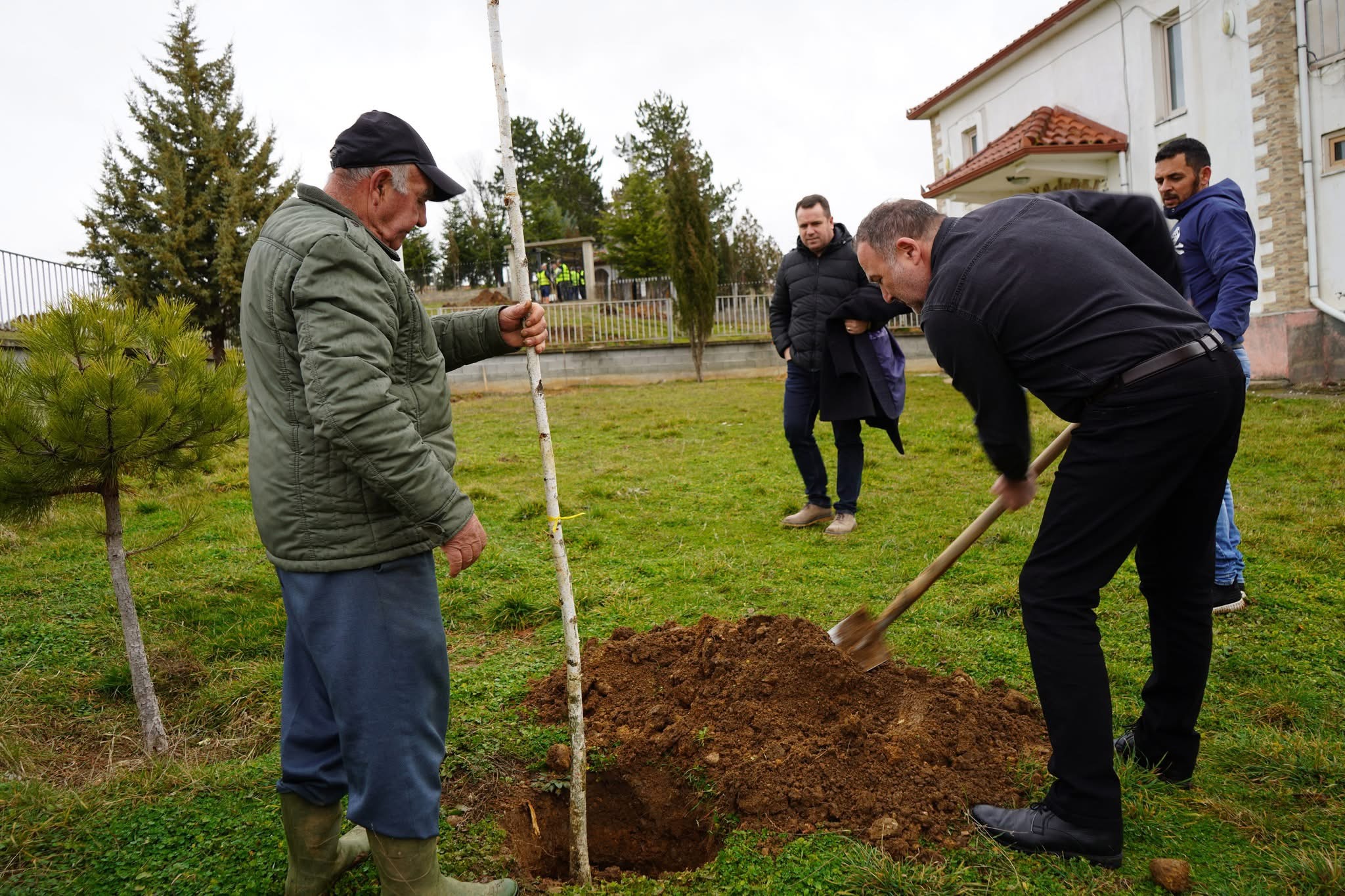 Këshilli i Qarkut Korçë mbjell 50 fidanë në Veliternë, mesazh për tolerancën fetare dhe bashkëpunimin në komunitet