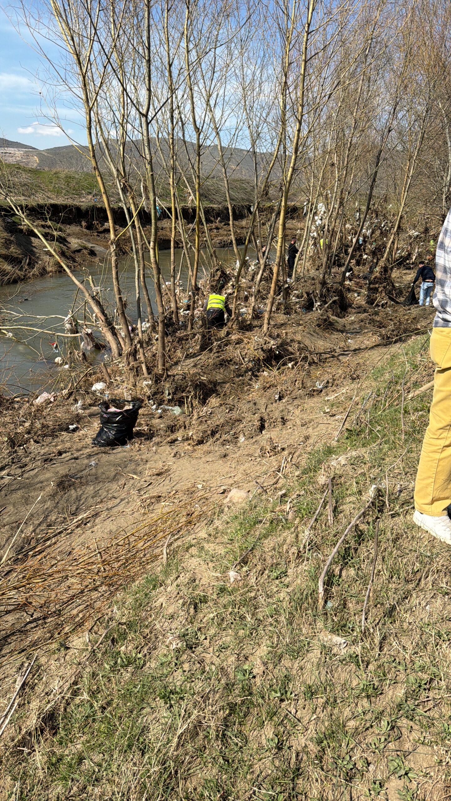 Aksion pastrimi në lumin Dunavec, Bashkia Maliq dhe organizatat mjedisore bashkojnë forcat për një mjedis më të pastër