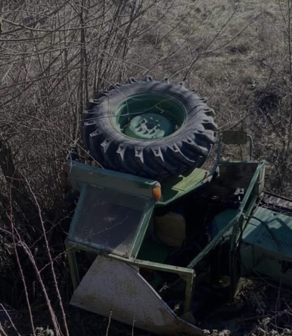 Aksident me traktor në Kolonjë plagoset drejtuesi Aksident me traktor në Kolonjë plagoset drejtuesi