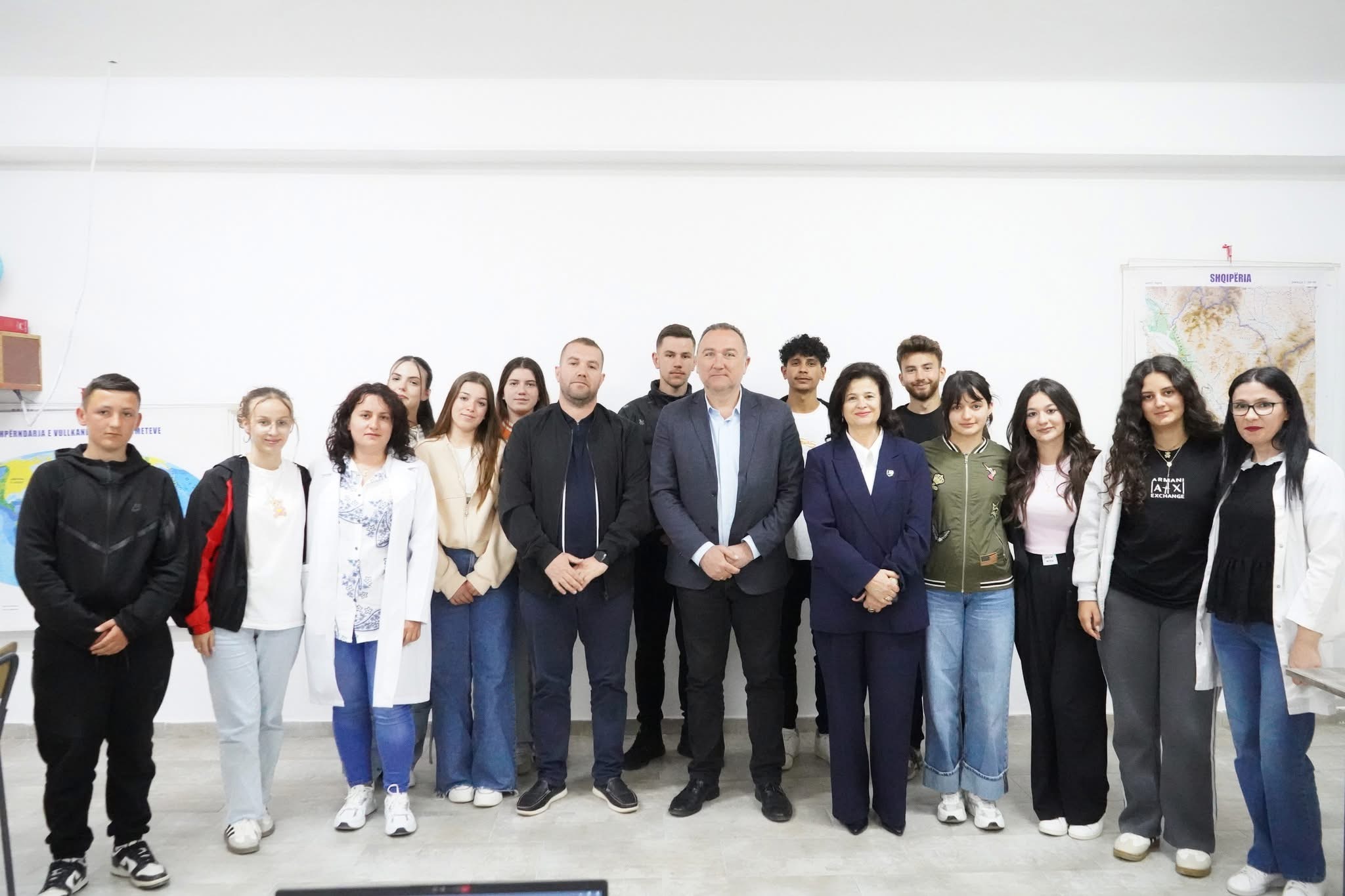 Laborator i ri IT për nxënësit e shkollës “Dhimitraq Gjata” në Rëmbec Laborator i ri IT për nxënësit e shkollës “Dhimitraq Gjata” në Rëmbec