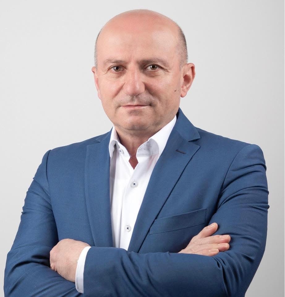 “Njeriu që feston mijëra mirësitë e tij” – Urim për ditëlindjen e Zv/Ministrit Arjan Jaupllari “Njeriu që feston mijëra mirësitë e tij” – Urim për ditëlindjen e Zv/Ministrit Arjan Jaupllari