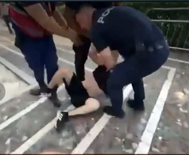 U tërhoqën zvarrë nga policia, 6 protestues përfundojnë në komisariat