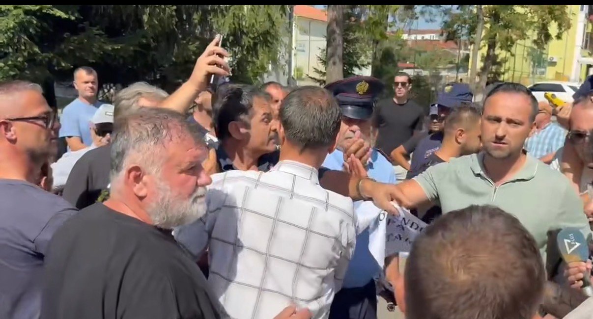 Maliq/ Kanosi dhe fyeu gazetarët gjatë një proteste, procedohet penalisht 45-vjeçari Maliq/ Kanosi dhe fyeu gazetarët gjatë një proteste, procedohet penalisht 45-vjeçari