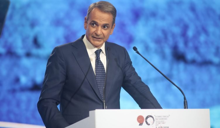 Greqia prezanton paketë të re masash: 400 euro për pensionistët, bonus për administratën dhe paga minimale drejt 1,000 eurove