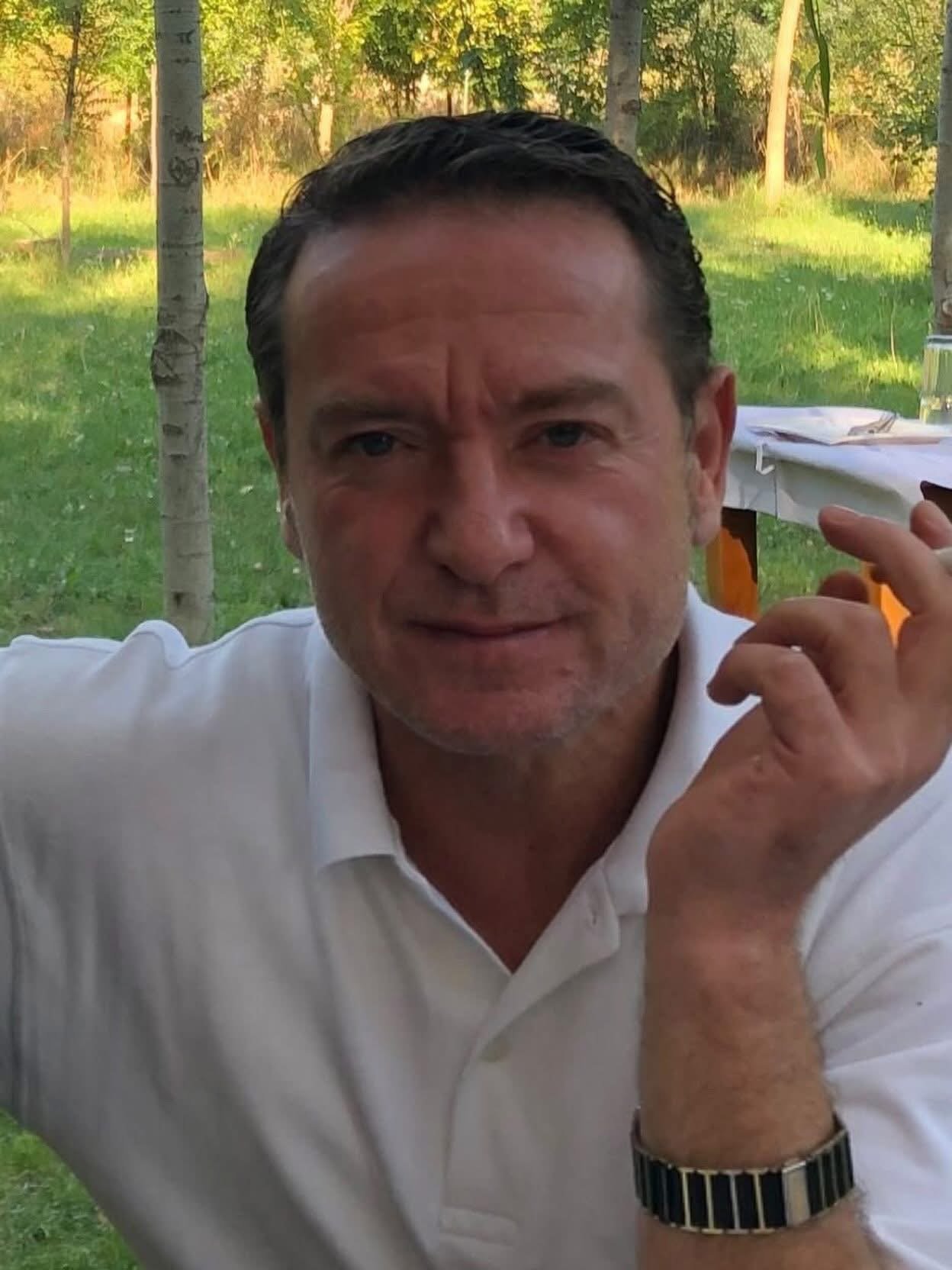 Artisti dhe skenaristi Ilir Koro, feston sot ditëlindjen.