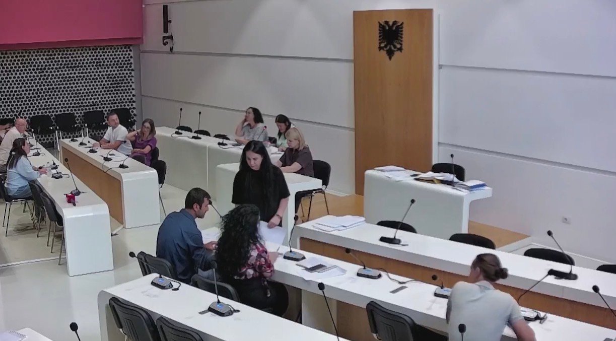Këshilli Bashkiak i Korçës voton pro bashkimit me Maliqin