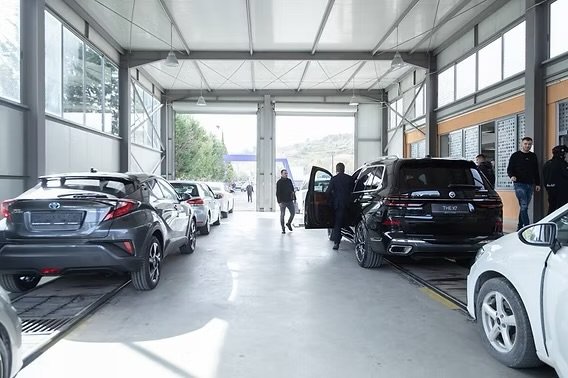 Ndryshon taksimi i automjeteve, dyfishohet tarifa vjetore për naftën dhe benzinën. Taksohen edhe makinat elektrike
