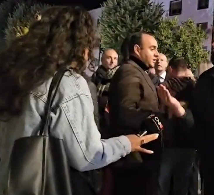 Korçë/ Gazetarja Iris Rrezhda denoncon.. “Tentoi të më merrte mikrofonin nga dora”